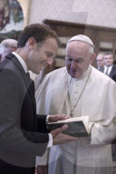 NEWS - Rom: Emmanuel und Brigitte Macron zu Besuch beim Papst