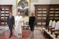 NEWS - Rom: Emmanuel und Brigitte Macron zu Besuch beim Papst