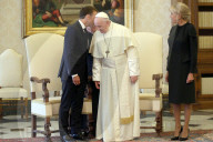 NEWS - Rom: Emmanuel und Brigitte Macron zu Besuch beim Papst