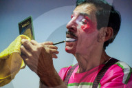 FEATURE - Clowns schminken sich im Zirkus in Sao Paulo