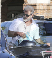 EXKLUSIV - Sommer Diät? Mel Gibson kauft sich eine Gewichtstabelle in der Apotheke