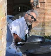 EXKLUSIV - Sommer Diät? Mel Gibson kauft sich eine Gewichtstabelle in der Apotheke