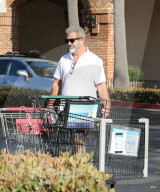 EXKLUSIV - Sommer Diät? Mel Gibson kauft sich eine Gewichtstabelle in der Apotheke