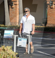 EXKLUSIV - Sommer Diät? Mel Gibson kauft sich eine Gewichtstabelle in der Apotheke