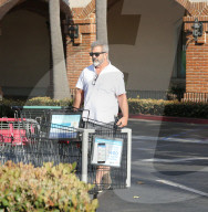 EXKLUSIV - Sommer Diät? Mel Gibson kauft sich eine Gewichtstabelle in der Apotheke