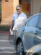 EXKLUSIV - Sommer Diät? Mel Gibson kauft sich eine Gewichtstabelle in der Apotheke