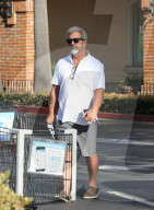 EXKLUSIV - Sommer Diät? Mel Gibson kauft sich eine Gewichtstabelle in der Apotheke