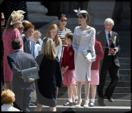 PEOPLE - Angelina Jolie unterhält sich mit Fans nach dem Gottesdienst in London