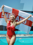 PEOPLE - Miss England Stephanie Hill posiert am Pool