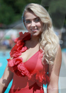 PEOPLE - Miss England Stephanie Hill posiert am Pool