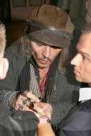 PEOPLE - Johnny Depp gibt Autogramme in München