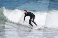 PEOPLE - Liam Hemsworth reitet die Wellen in Malibu
