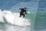 PEOPLE - Liam Hemsworth reitet die Wellen in Malibu