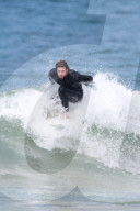 PEOPLE - Liam Hemsworth reitet die Wellen in Malibu