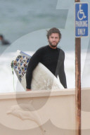 PEOPLE - Liam Hemsworth reitet die Wellen in Malibu