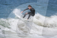 PEOPLE - Liam Hemsworth reitet die Wellen in Malibu
