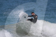 PEOPLE - Liam Hemsworth reitet die Wellen in Malibu