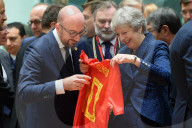 NEWS - EU Gipfeltreffen in Brüssel: Küsschen, Umarmungen und Geschenke am ersten Tag 