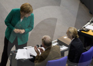 NEWS - EU Gipfeltreffen in Brüssel: Küsschen, Umarmungen und Geschenke am ersten Tag 