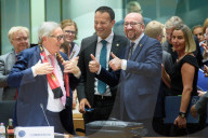NEWS - EU Gipfeltreffen in Brüssel: Küsschen, Umarmungen und Geschenke am ersten Tag 