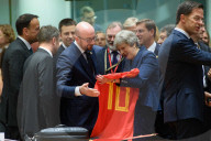 NEWS - EU Gipfeltreffen in Brüssel: Küsschen, Umarmungen und Geschenke am ersten Tag 