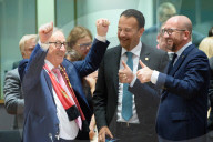 NEWS - EU Gipfeltreffen in Brüssel: Küsschen, Umarmungen und Geschenke am ersten Tag 