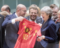 NEWS - EU Gipfeltreffen in Brüssel: Küsschen, Umarmungen und Geschenke am ersten Tag 
