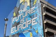 NEWS - EU Gipfeltreffen in Brüssel: Küsschen, Umarmungen und Geschenke am ersten Tag 