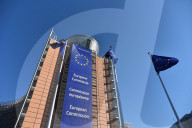 NEWS - EU Gipfeltreffen in Brüssel: Küsschen, Umarmungen und Geschenke am ersten Tag 