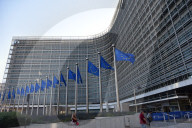 NEWS - EU Gipfeltreffen in Brüssel: Küsschen, Umarmungen und Geschenke am ersten Tag 