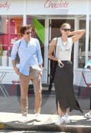 EXKLUSIV - Maria Sharapova und Alexander Gikes sind im Wimbledon Village unterwegs