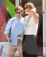 EXKLUSIV - Maria Sharapova und Alexander Gikes sind im Wimbledon Village unterwegs