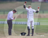 PEOPLE - Polo in Ascot: Prinz Harry macht Dehnübungen