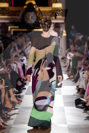 MODE - Haute Couture Paris: Model stürzt bei Schiaparelli Modenschau in Paris