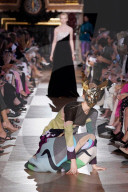 MODE - Haute Couture Paris: Model stürzt bei Schiaparelli Modenschau in Paris