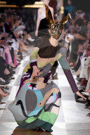 MODE - Haute Couture Paris: Model stürzt bei Schiaparelli Modenschau in Paris