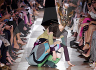 MODE - Haute Couture Paris: Model stürzt bei Schiaparelli Modenschau in Paris