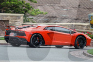 EXKLUSIV - Justin Bieber hat ein neues Spielzeug: einen roten Lamborghini Aventador