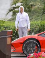 EXKLUSIV - Justin Bieber hat ein neues Spielzeug: einen roten Lamborghini Aventador