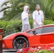 EXKLUSIV - Justin Bieber hat ein neues Spielzeug: einen roten Lamborghini Aventador