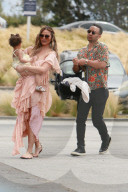 EXKLUSIV - Chrissy Teigen und John Legend nehmen ihre beiden Kinder mit an Strand von Malibu