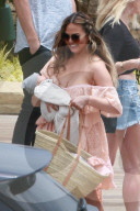 EXKLUSIV - Chrissy Teigen und John Legend nehmen ihre beiden Kinder mit an Strand von Malibu