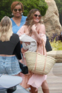 EXKLUSIV - Chrissy Teigen und John Legend nehmen ihre beiden Kinder mit an Strand von Malibu