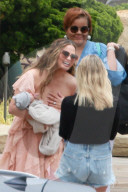 EXKLUSIV - Chrissy Teigen und John Legend nehmen ihre beiden Kinder mit an Strand von Malibu