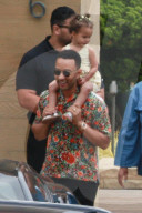 EXKLUSIV - Chrissy Teigen und John Legend nehmen ihre beiden Kinder mit an Strand von Malibu