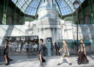 PEOPLE - Paris Haute Couture: Karl Lagerfeld bei Chanel auf dem Catwalk