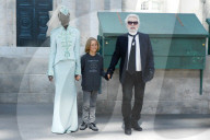 PEOPLE - Paris Haute Couture: Karl Lagerfeld bei Chanel auf dem Catwalk