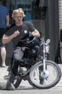 PEOPLE - Cody Simpson telefoniert auf seinem Töffli