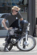 PEOPLE - Cody Simpson telefoniert auf seinem Töffli