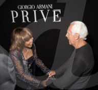 PEOPLE - Paris Haute Couture: Promis bei Armani Privé